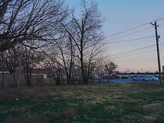 5th image of 319 W Illinois Ave