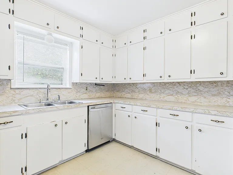 1402 Village Dr — Photo 10