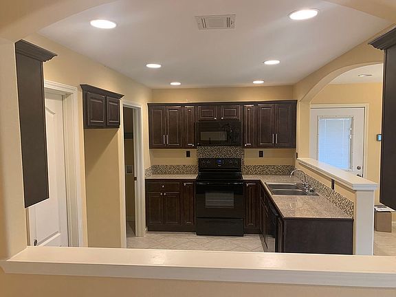 5th image of 415 Charlotte Dr