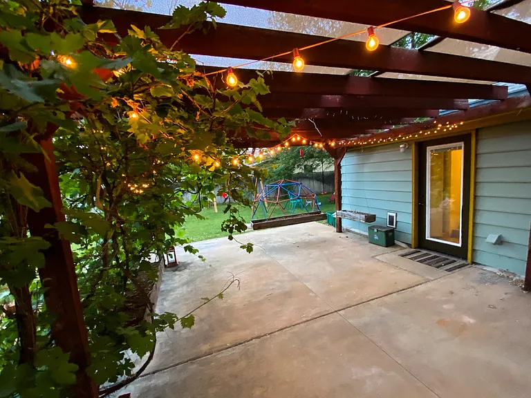 136 S Maple St — Photo 10