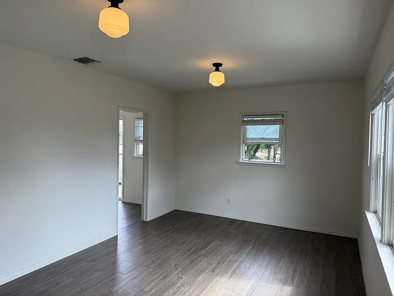 538 W Amerige Ave #E — Photo 5