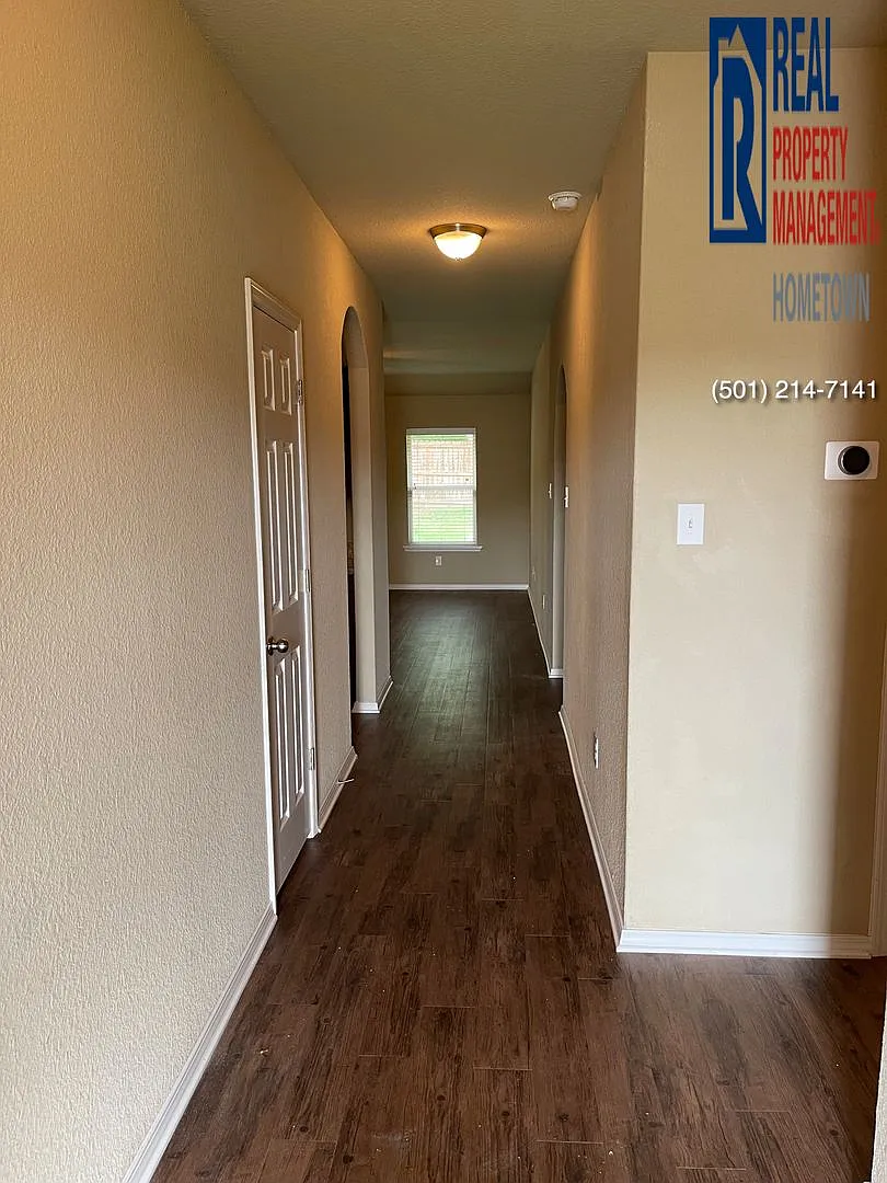 Lovely 3-Bed 2-Bath in Alexander! — Photo 2