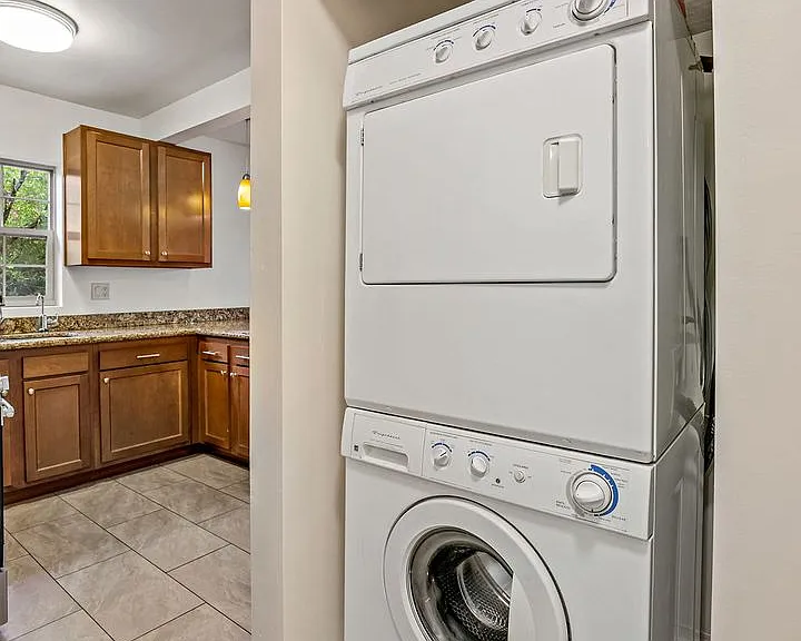 1121 E 9th St #1 — Photo 26