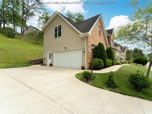 3rd image of 219 Southern Woods Dr