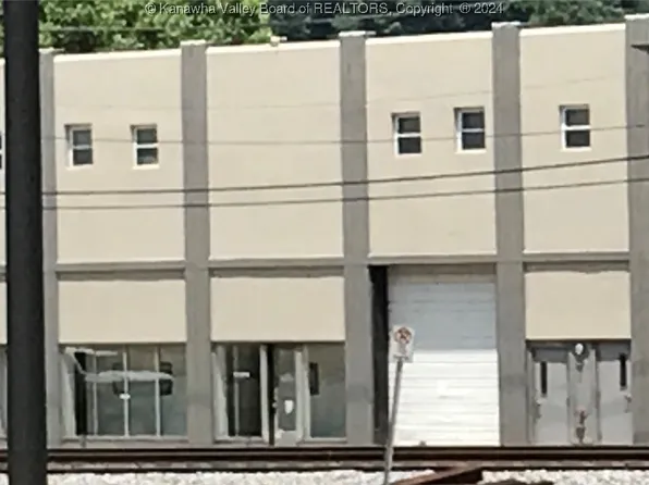 168 4th Ave, Montgomery, WV 25136