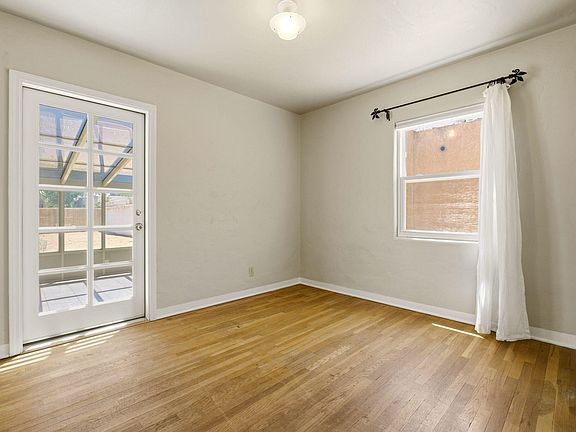 4th image of 518 Aliso Dr NE