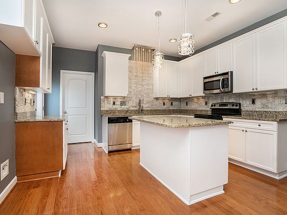 4th image of 3121 Mistletoe Dr