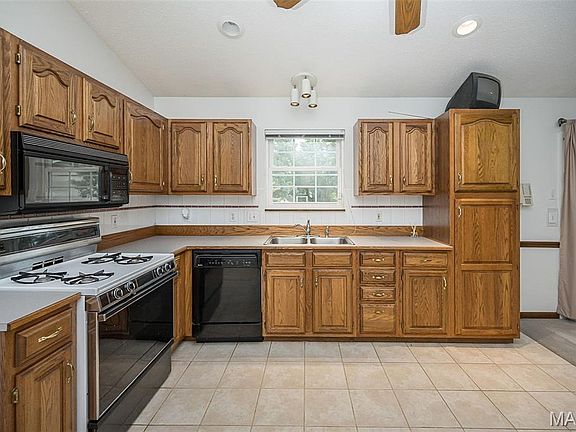 4th image of 825 Colleen Dr