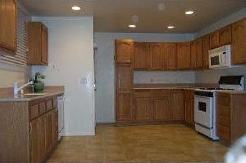 4th image of 2039 E Petunia St