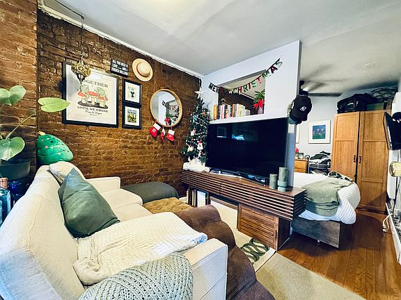 2nd image of 520 E 6th St APT 6F
