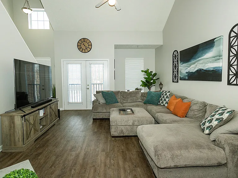 6595 Reserve Dr — Photo 2