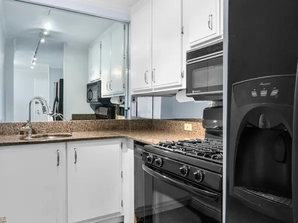 301 East 22nd Street image 13 of 21