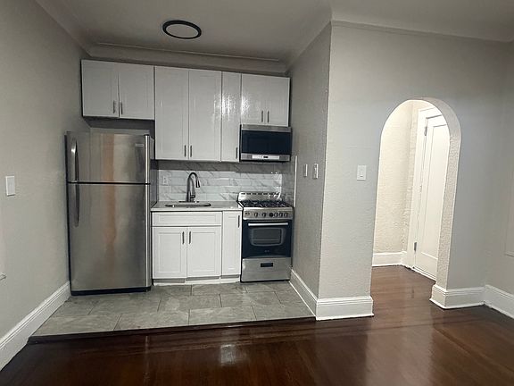 3rd image of 276 Beech St #35