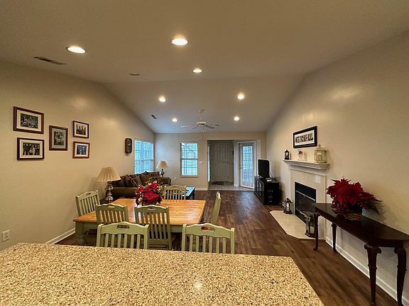 4th image of 60 Greenhedge Cir