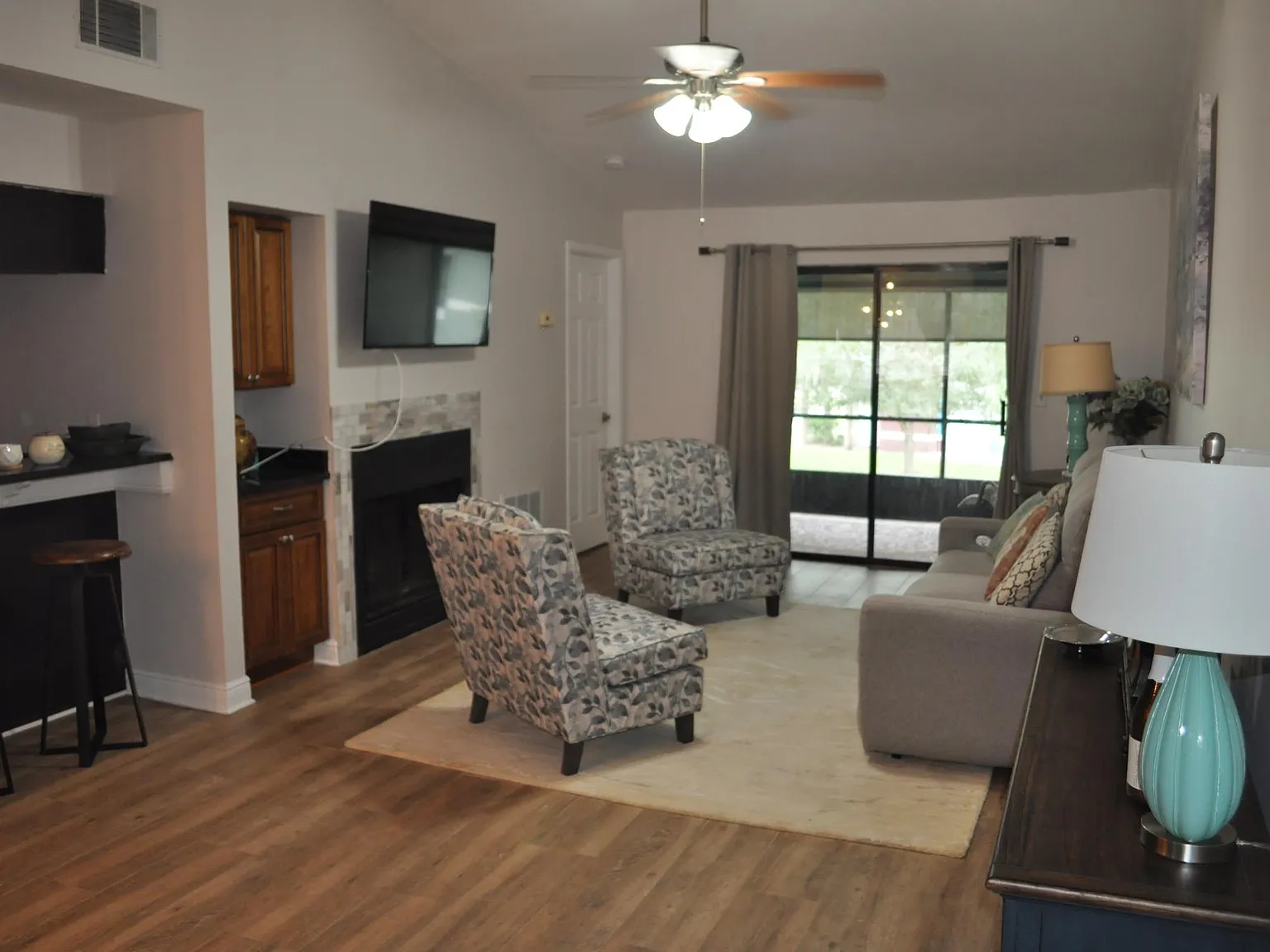 2 bed, 1138 sqft, $1,700 — Photo 3