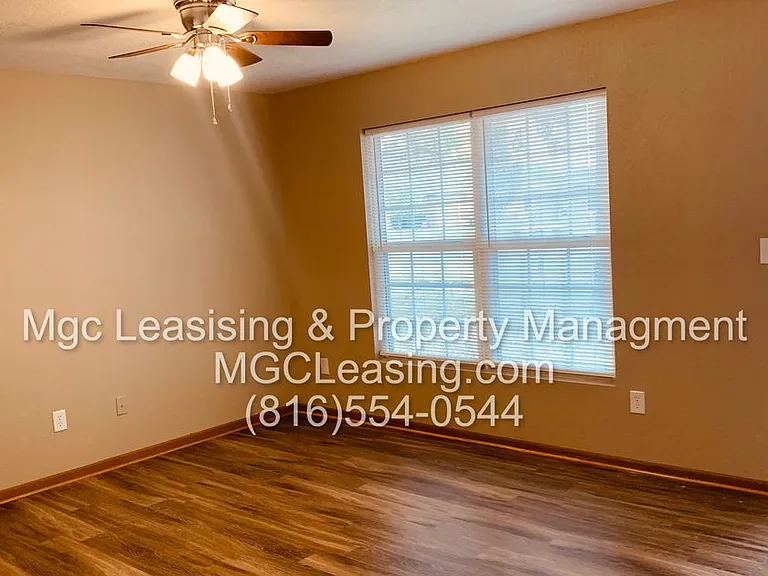 204-206 NW Parker Dr — Photo 2