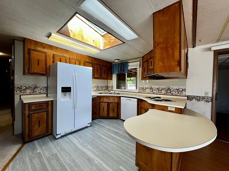 1402 Hickory Rd — Photo 6