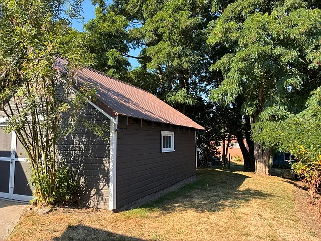 1205 E Maple St — Photo 5