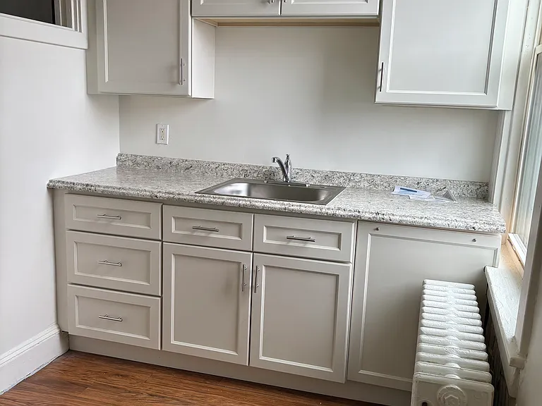 208 N Warren Ave #F — Photo 2