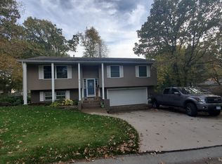 4311 Royal Oaks Dr, Davenport, IA 52806