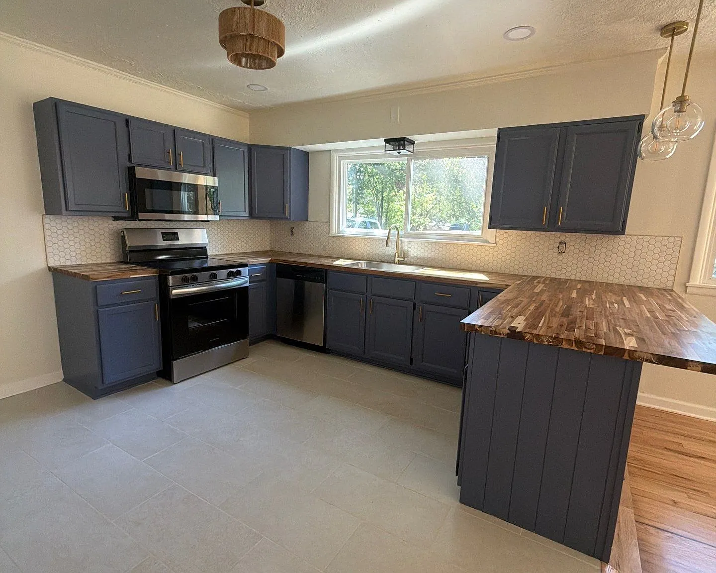 4 bed, 1080 sqft, $2,756 — Photo 4