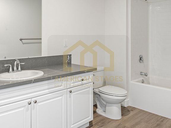 4th image of 101 N Broadway St #11279956