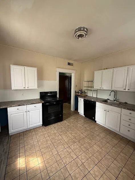5 bed, 2384 sqft, $2,495 — Photo 2