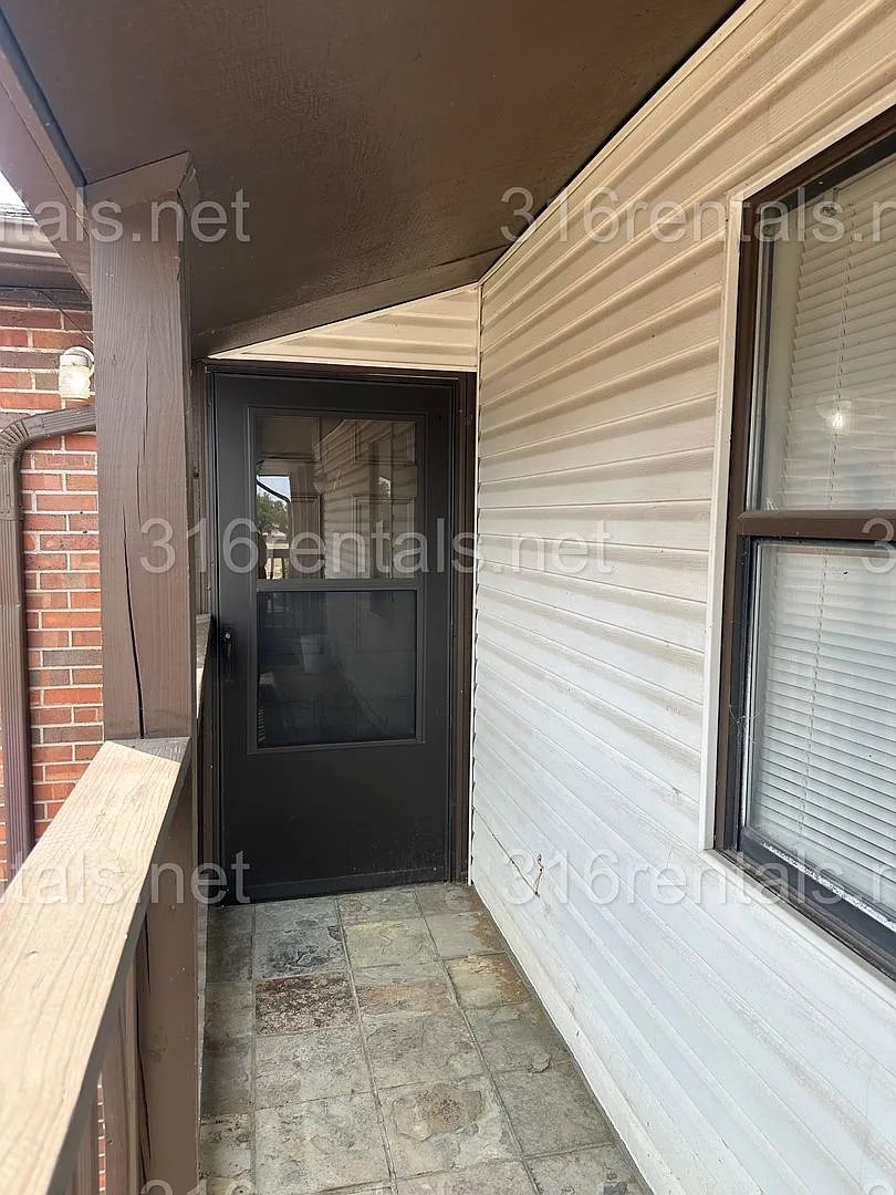 $750 - 2 bed 1 bath - Second floor Apartment — Photo 3