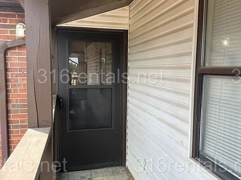 351 E Marion Ct — Photo 2