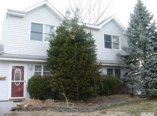 6 Cable Ln, Hicksville, NY 11801