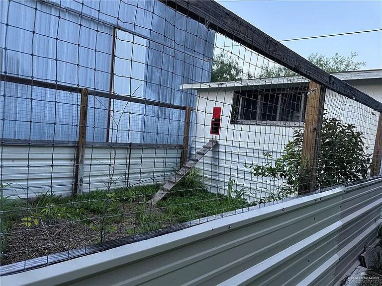323 W Davis Rd — Photo 10