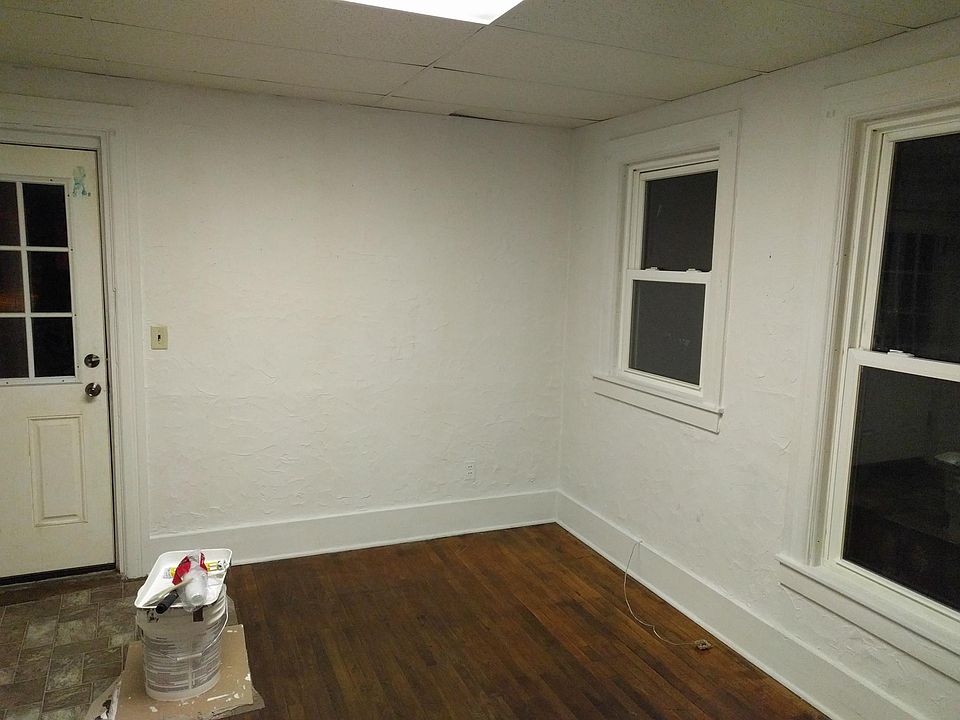 1st image of 10 W 6th St