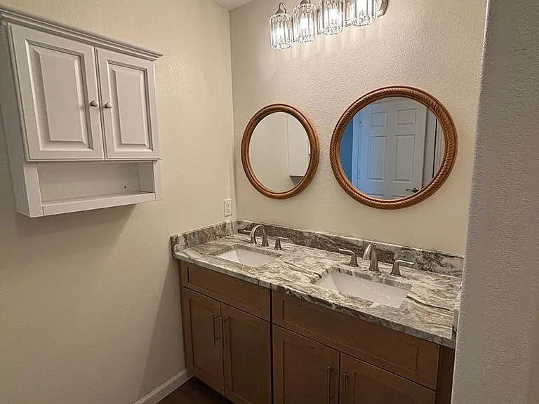 1379 Stratford Ave — Photo 11