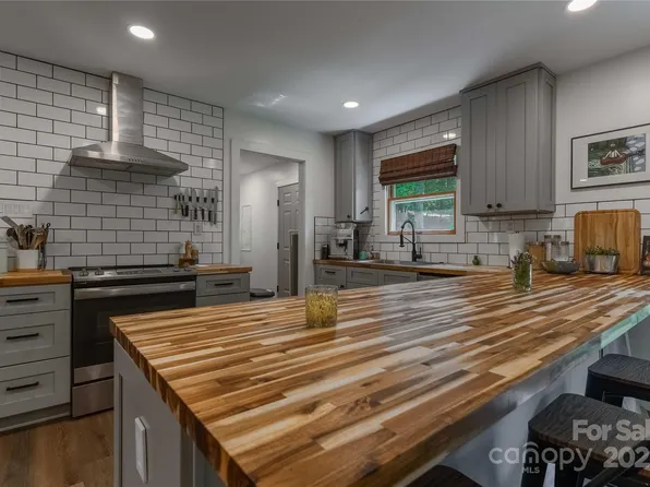 1 Buck Acres Dr, Asheville, NC 28806