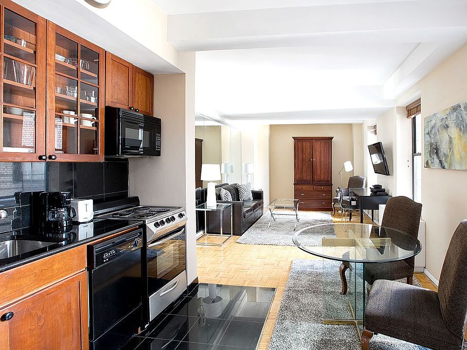 1st image of 150 W 51st St APT 1409