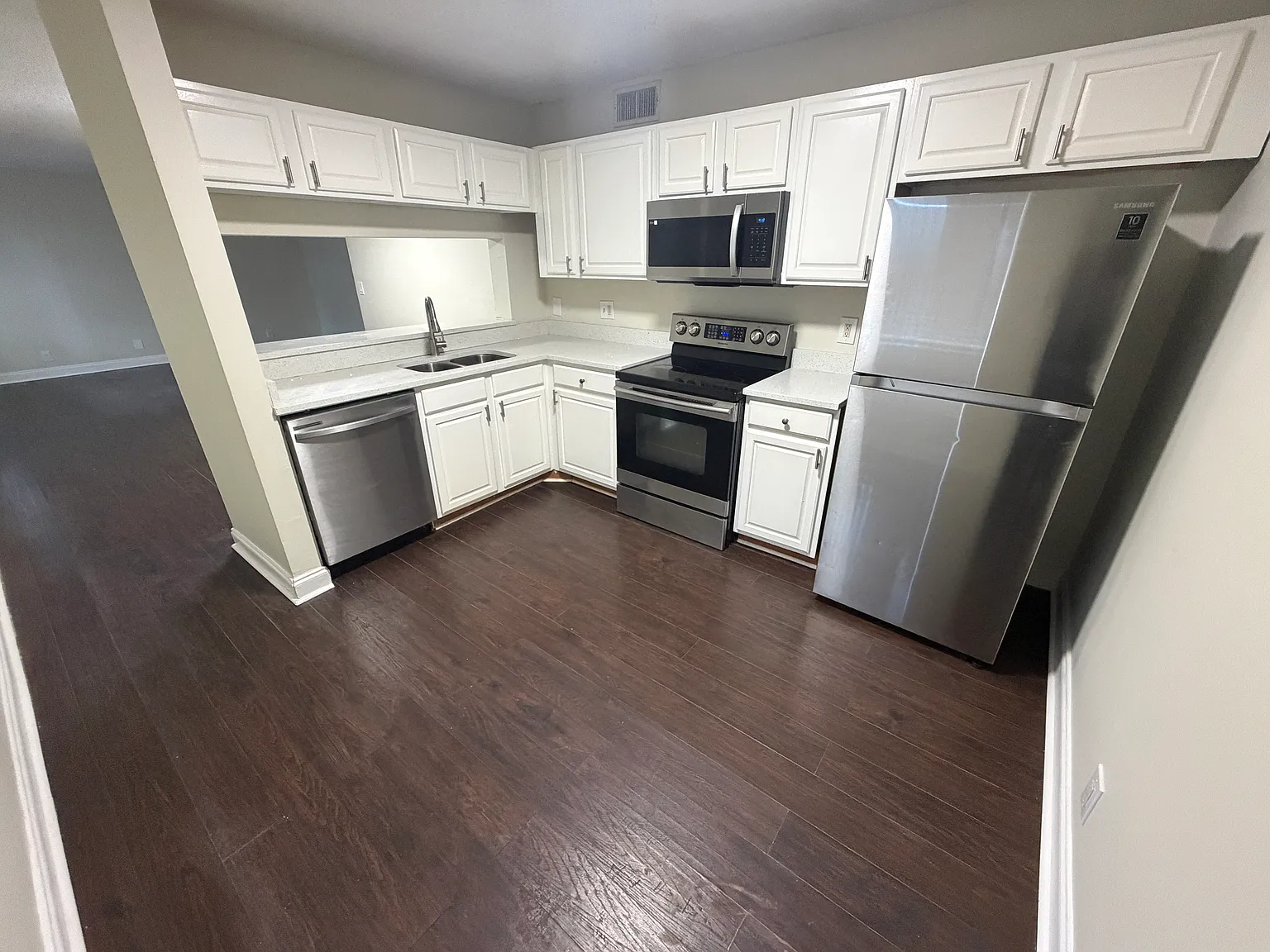 Sunset Square Apartments — Photo 1