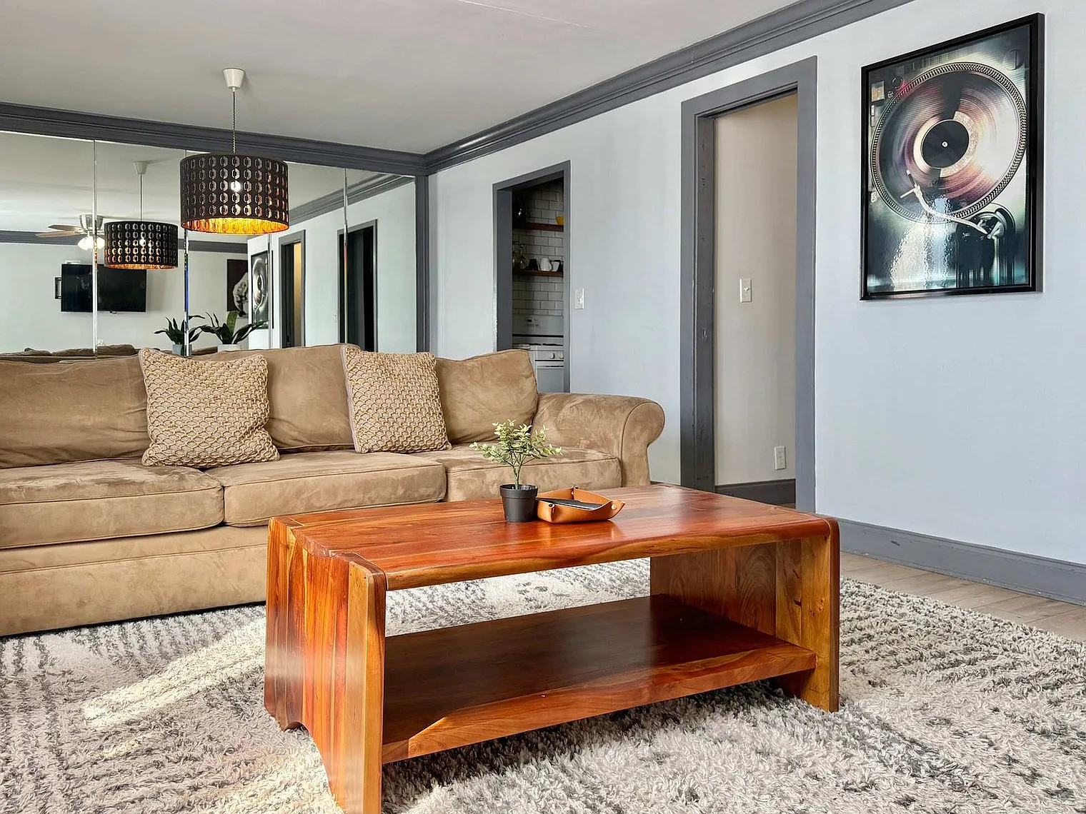 3 bed, 2.0 bath, 990 sqft, $3,377 — Photo 3