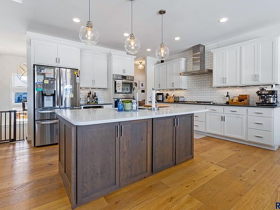 5th image of 1800 W Parkwood Cir