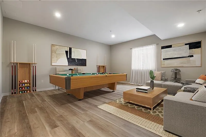 3 bed, 2600 sqft, $4,100 — Photo 2