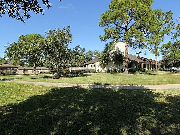 5th image of 18215 Oakhampton Dr