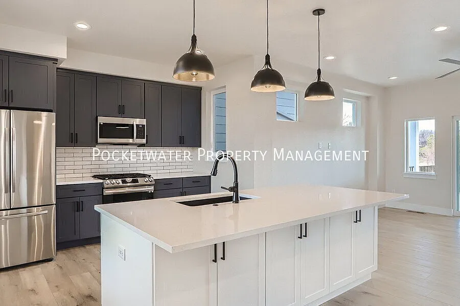 Luxury 3-Bedroom Townhome with Mountain Views — Photo 4