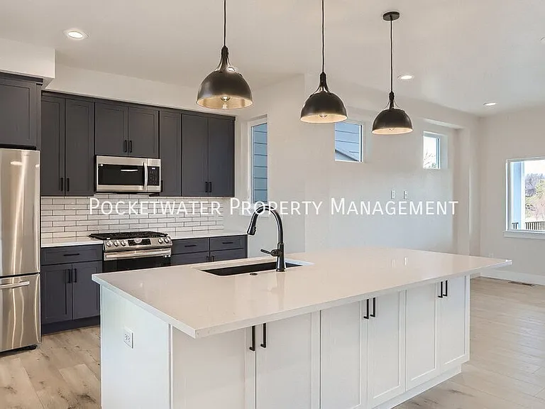 1343 Baker St — Photo 5