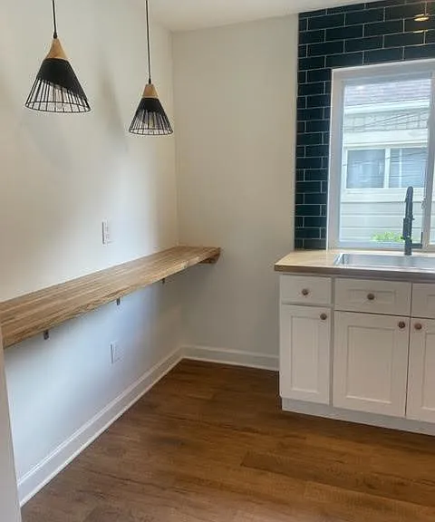 Breakfast bar with pendant lighting.