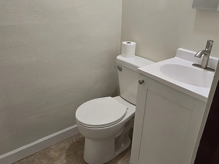2nd 1/2 bathroom