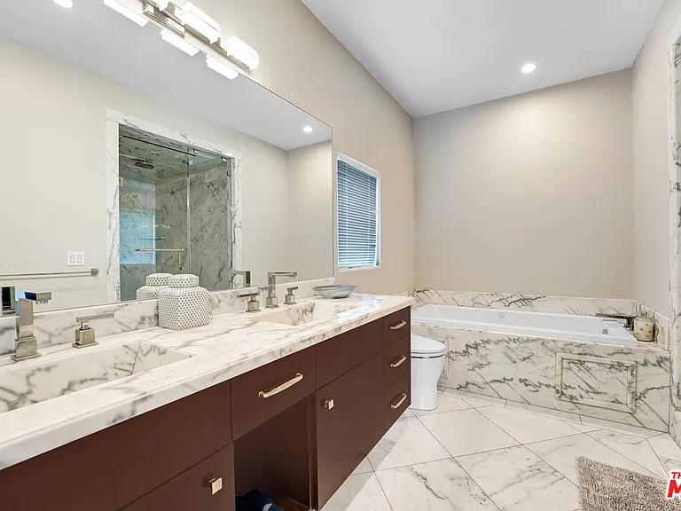 841 N Crescent Heights Blvd — Photo 23