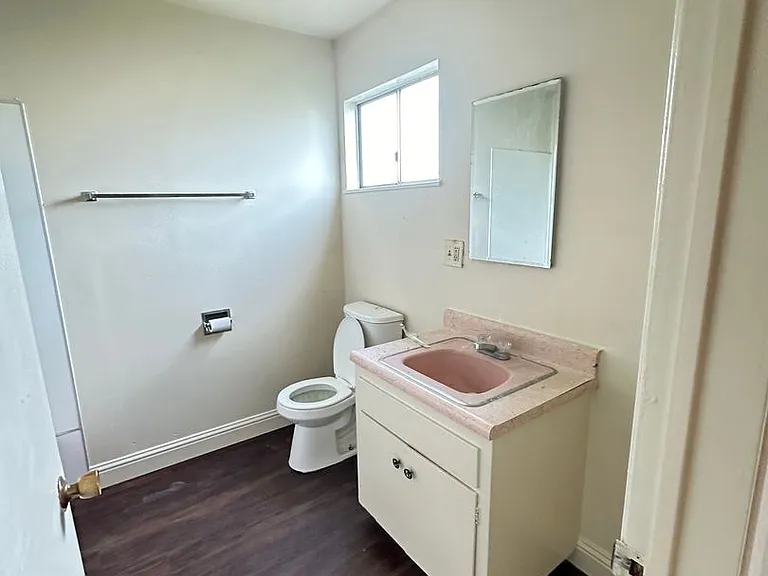 Lake Crest Apartments — Photo 13