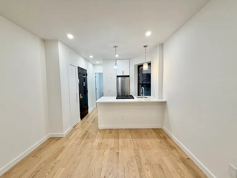 124 E 4th St #7 — Photo 4