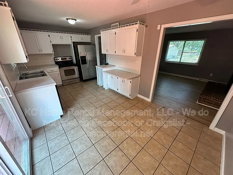 424 NE Lakeview Dr — Photo 9