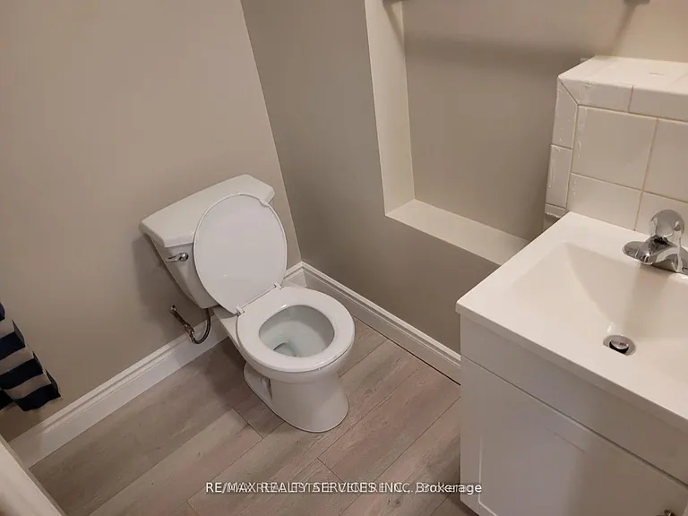 17 Renny Cres #BASEMENT — Photo 11