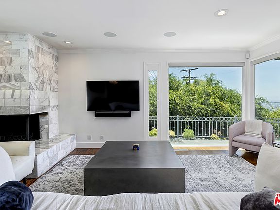 4th image of 1586 Sunset Plaza Dr